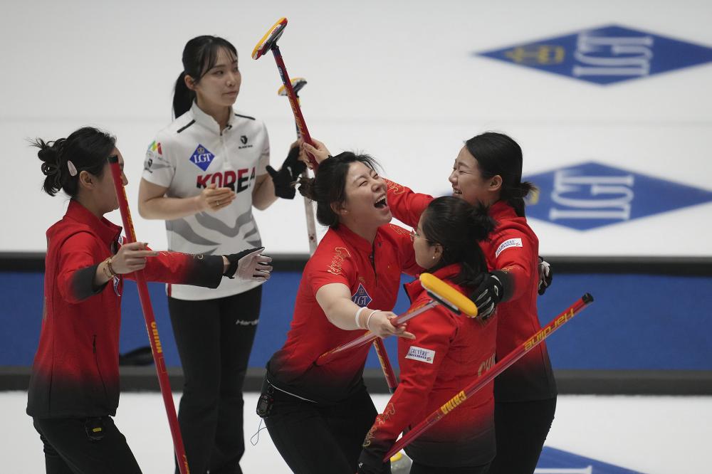 国际雪联单板和自由式U型场地世界杯，中国选手李方慧训练中