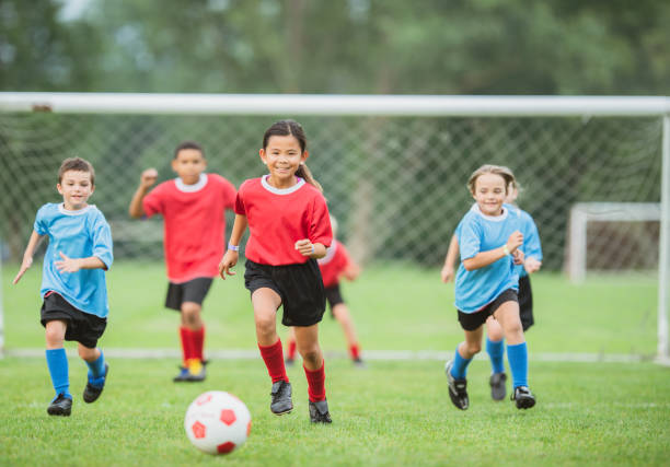 马刺客场115-102击败开拓者，福克斯37分带队取胜，展现全面实力。