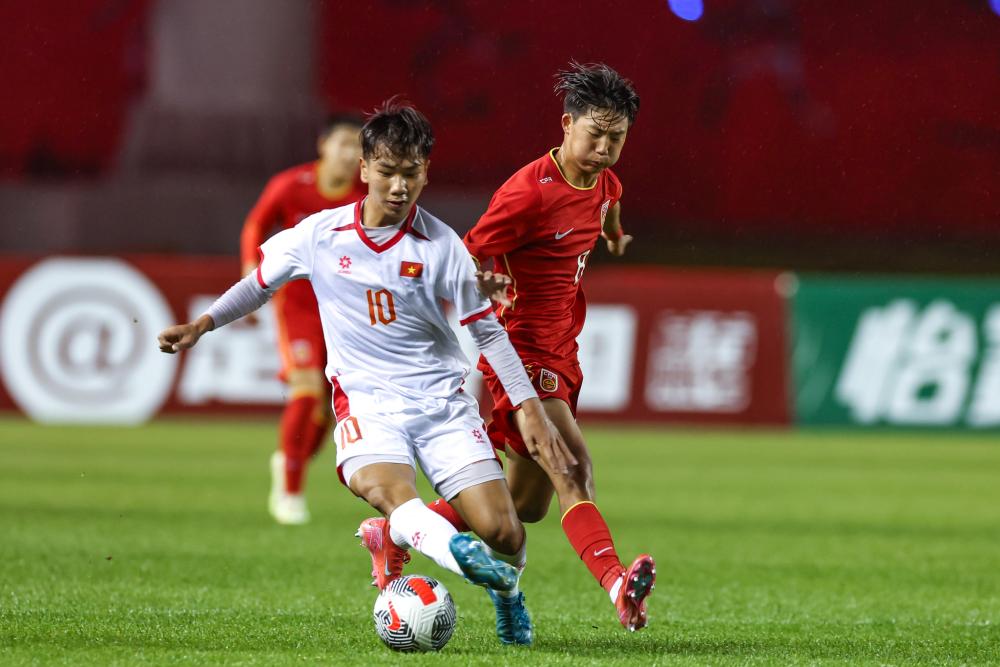 北雪平球迷向场内投掷烟花，瑞典超甲升级附加赛被迫中断