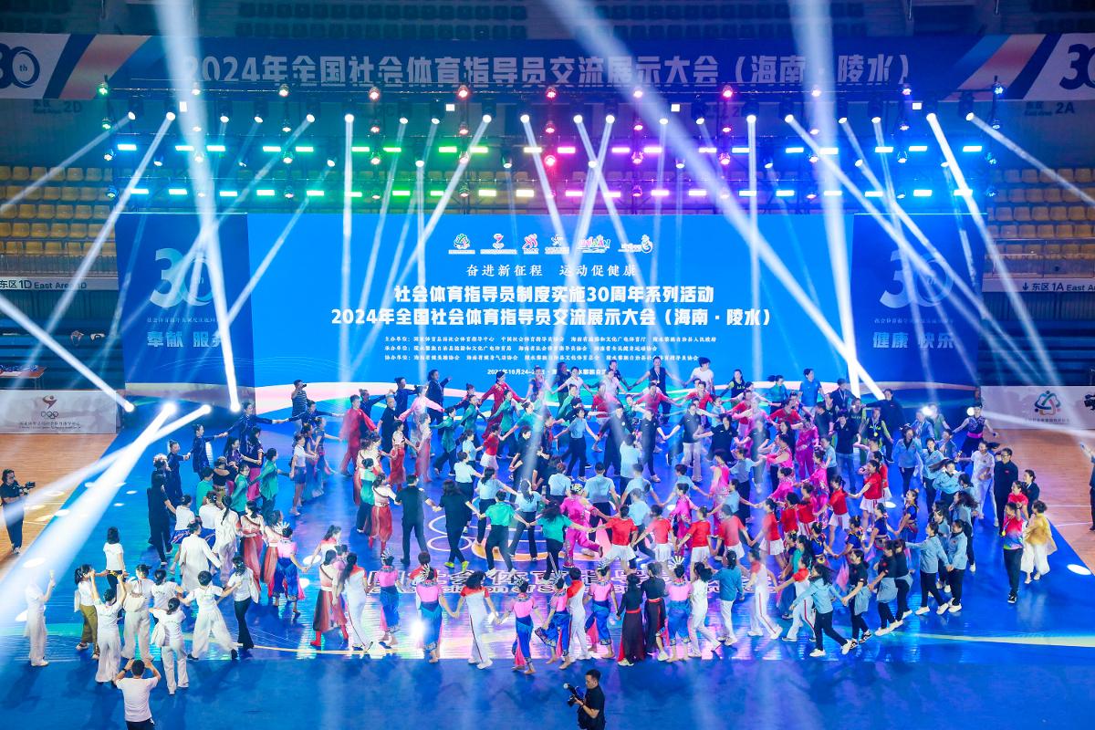 脚后跟停球+倒钩解围，阿拉伯杯上阿尔及利亚一后卫防守尽显球技